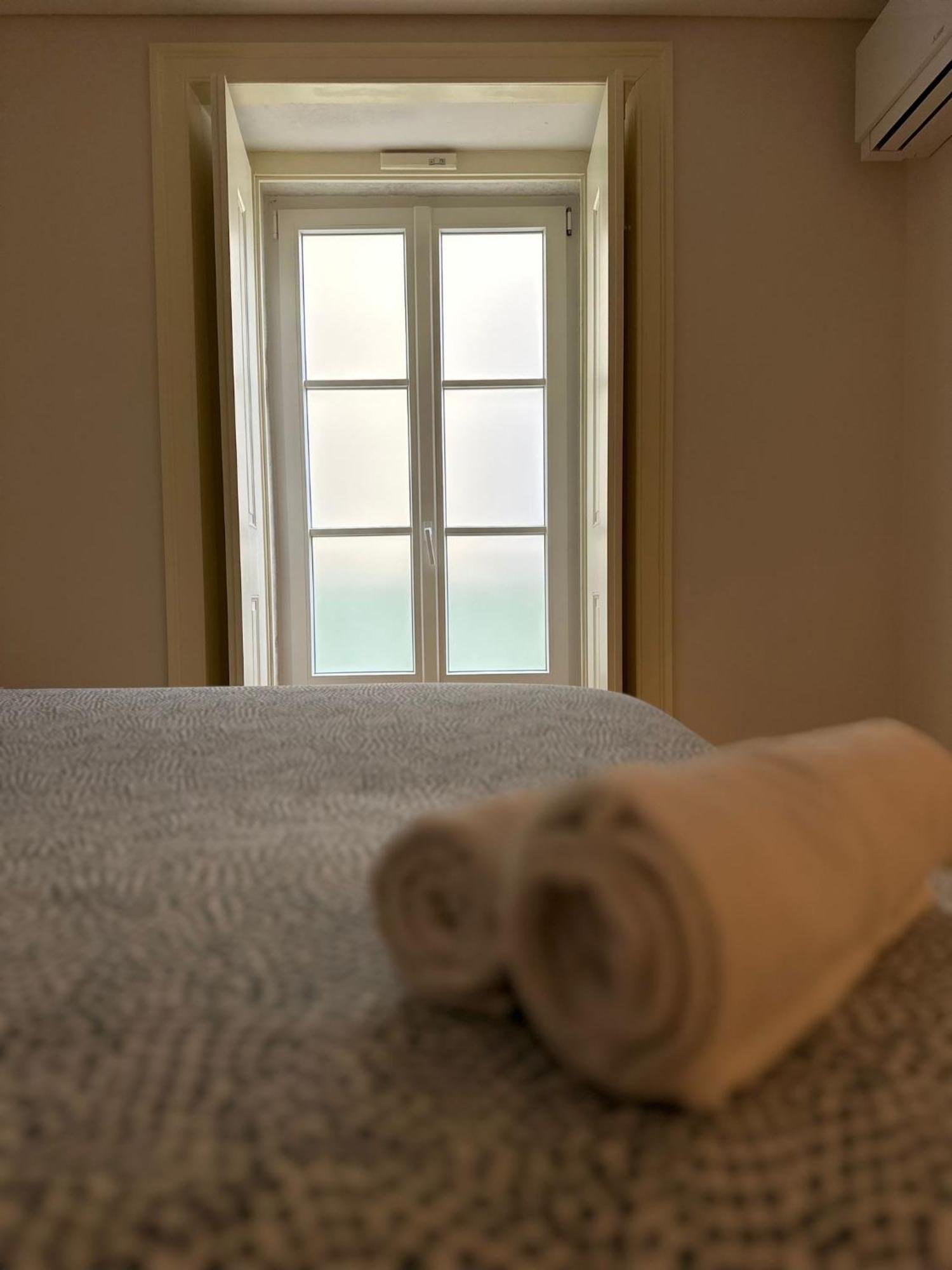 Central Bedroom In Shared House In Chiado - Historic Center Of Лиссабон Экстерьер фото